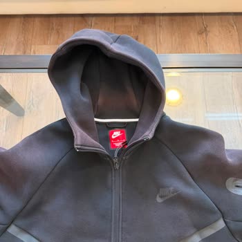 Nike Sweatshirt'te Renk Solması, Mağaza İnceleme Sürecinde Çözüm Yok