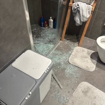 Hüppe Duş Kabini Camı Kendiliğinden Patladı, Ellerimiz Kesildi Ve Güvenliğimiz Tehlikeye Atıldı