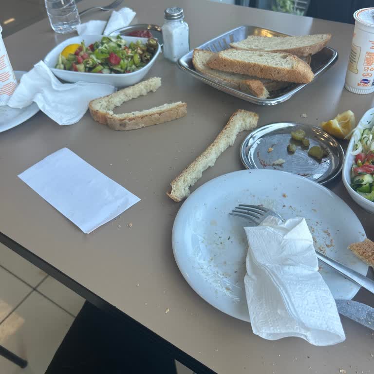 Köfteci Yusuf Şubesinde Parça Parça Servis Ve Eksik Ürünler