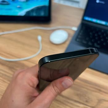 Mükemmel Olmadığı Söylenen İPhone 15'te Çizik Ve Boya Kusurları