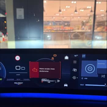 Motor Arızası Nedeniyle Otoyolda Araç Aniden Durdu Ve Güvenlik Riski Oluştu