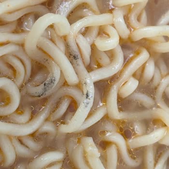 Tarih Geçmiş Ve Küf İçeren Noodle Ürünü Getir'den