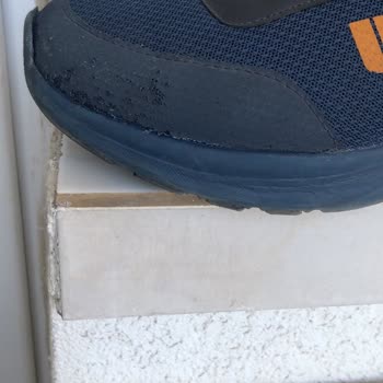 U. S. Polo Assn. Ayakkabının Ön Kısmındaki Plastikte Belirgin Bir Aşınma Oluştu