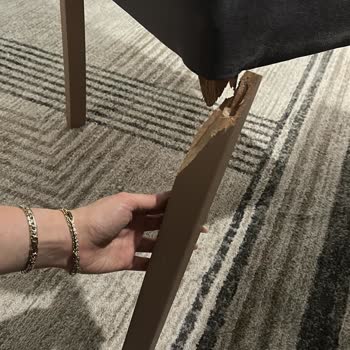 Kilim Mobilya’da Çatlak Ve Kırılmış Sandalye İçin Hızlı Değişim Talebi