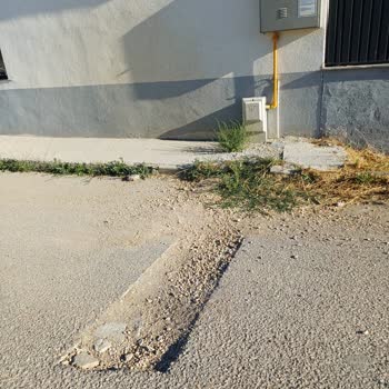 Belediyenin Açık Doğalgaz Çukuru 1 Yıldan Fazla Süre Ev Sahibini Tehdit Ediyor