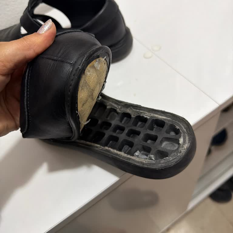 Satın Alınan Deri Sandalette Tabanda Ayrılma, Değişim Ya Da İade Talebi