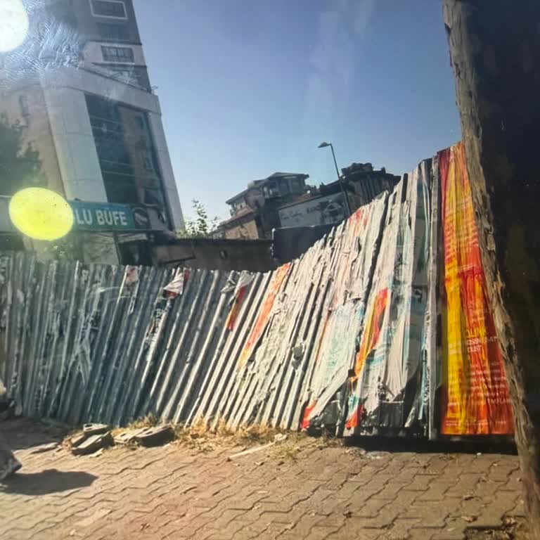 İçerenköy'de Kaldırımda Salınan Saç Parçası Yaya Güvenliğini Tehlikeye Atıyor