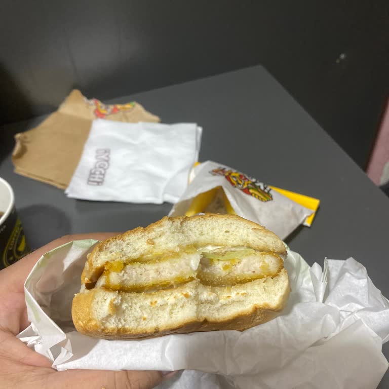 Bir Saat Gecikmeli Ve Buz Gibi Gelen Hamburger, İletişim Yok