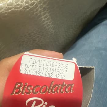 Biscolata Pia Çikolatası Paketi Bozulmuş, Renk Değişmiş Ve Ekşimsi Tat