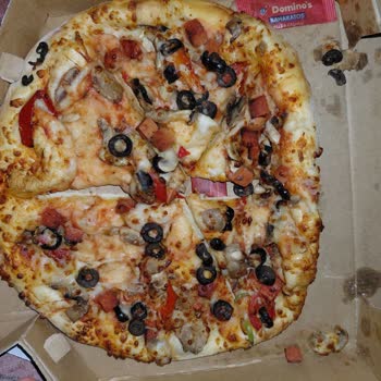 Geç Gelen Ve Soğuk, Peynir Eksikliği Olan Pizza Şikayeti