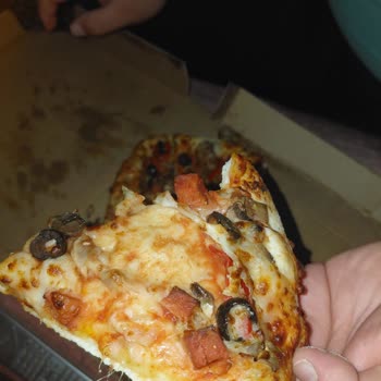 Geç Gelen Ve Soğuk, Peynir Eksikliği Olan Pizza Şikayeti