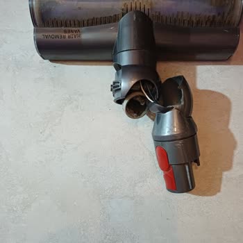 Garanti Süresi İçinde Kırılan Dyson V8 Başlık Mafsalı Ücretsiz Değişim Talebi