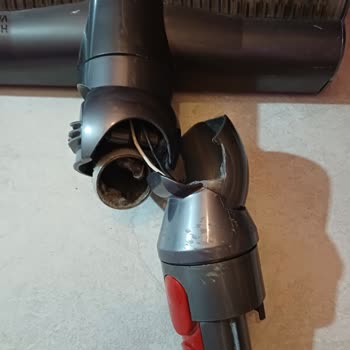 Garanti Süresi İçinde Kırılan Dyson V8 Başlık Mafsalı Ücretsiz Değişim Talebi
