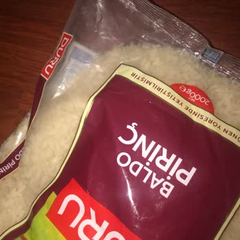 Kapalı Pirinç Paketinde Kelebek Keşfi Sağlık Ve Kalite Endişesi
