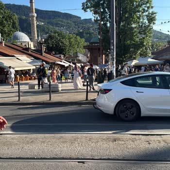 Tur Rehberi Bizi Bosna’da Bıraktı, Telefonunu Kapatıp Yardım Etmedi