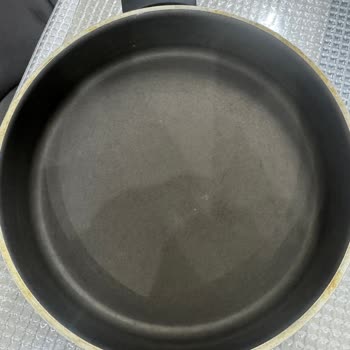 Cem Mutfak Tencerenin Alt Kısmı Da Oldukça Kötü Bir Görünüme Bürünmeye Başladı