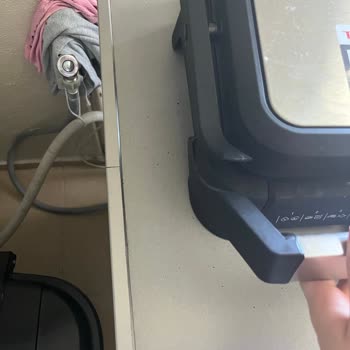 Problemas de calidad en una tostadora Tefal con la bisagra rota