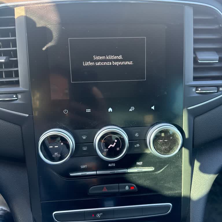 Renault Megane Bilgi Eğlence Sisteminde Kilitlenme Hatası