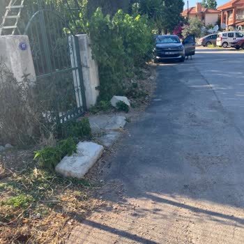 Ev Önündeki Kırık Kaldırımlar Hemen Onarılmalı