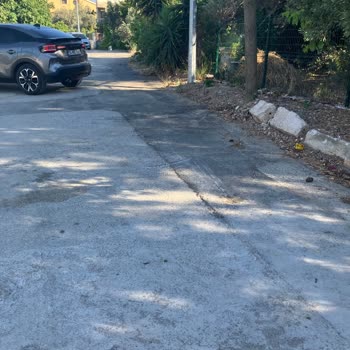 Ev Önündeki Kırık Kaldırımlar Hemen Onarılmalı