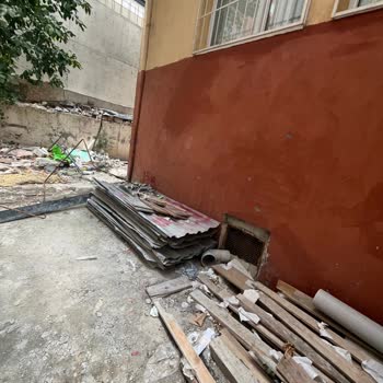 Güngören'de İnşaat Atıkları Ve Toz Sorunu Hamam Böceklerini Çekiyor