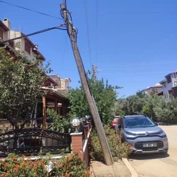 Türk Telekom'un Çökme Tehlikesindeki Telefon Direği Ve İhmal Edilen Müdahale