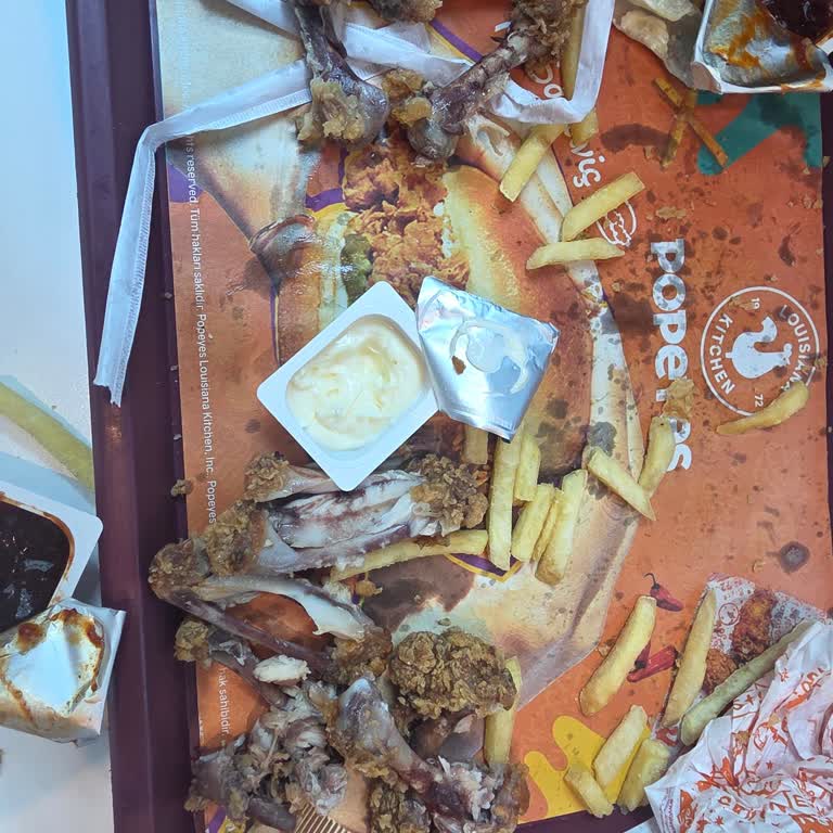 Popeyes Şubesinde Siyah Tavuk Parçaları Sağlık Riski Yaratıyor