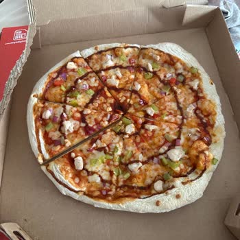 Pişmemiş Ve Malzeme Eksik Pizza, Canlı Destek Yok