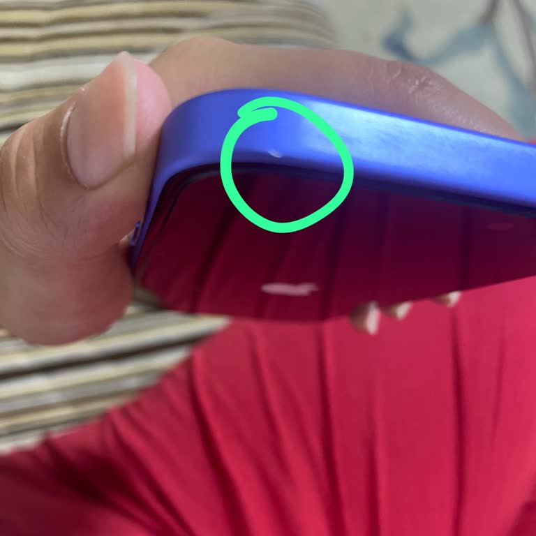 MediaMarkt Sold Me a Damaged iPhone 16 With Scratches Out of the Box