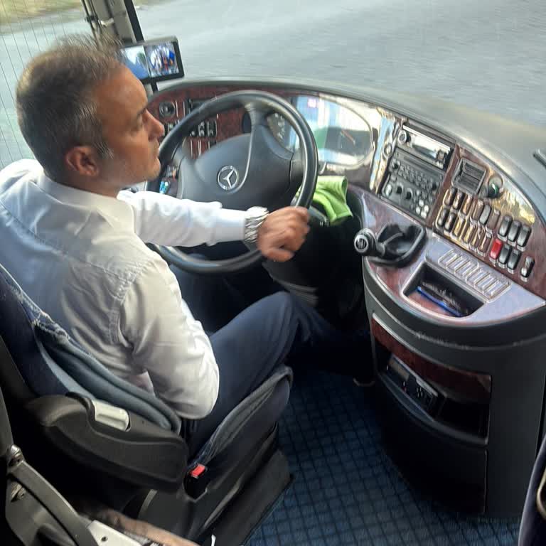 Otobüste Sigara Yakan Şoför Ve Yolcu Sağlığına Ağır Tehdit