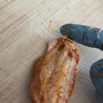 Acılı Izgara Kanatlarda Temizlenmemiş Tavuk Tüyleri Ve Kalite Kontrol Sorunu