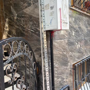 İzin Almadan Sokağa Kablo Çekilmesi Bina Cephelerine Zarar Verdi