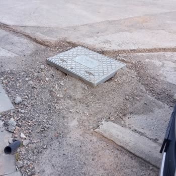 Yol Seviyesinde Olmayan Fiber Kutusu Aracımın Lastiğini Patlattı Ve Beton Setime Zarar Verdi