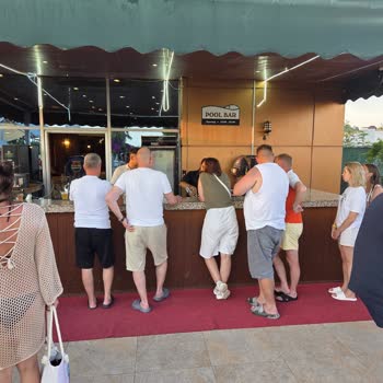 Throne Beach Resort’ta Bayat Yağ, Küflü Salata Ve Sıcak Su Kesintisi