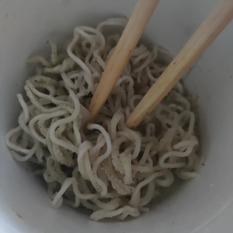 Dudomi Pesto Soslu Noodle'da Erişte Tadı Ve Fazla Toz Sos Sorunu