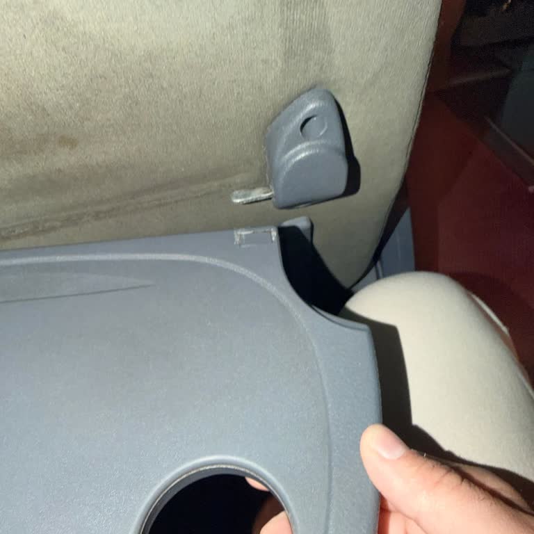 Kırık Servis Masası Yolcu Konforunu Bozuyor