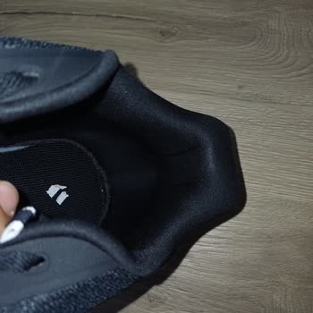 Deichmann Mağazası Adidas Sneaker’in Hızlı Deformasyonunu Görmezden Geliyor