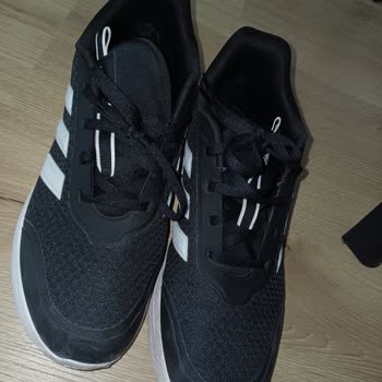 Deichmann Mağazası Adidas Sneaker’in Hızlı Deformasyonunu Görmezden Geliyor