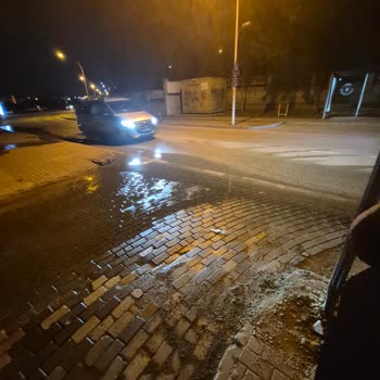 Nilüfer Ertuğrul Mahallesinde Boru Patlaması Sürekli Su Akışı Yol Ve Kaldırımda Tehlike