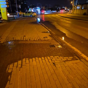 Nilüfer Ertuğrul Mahallesinde Boru Patlaması Sürekli Su Akışı Yol Ve Kaldırımda Tehlike