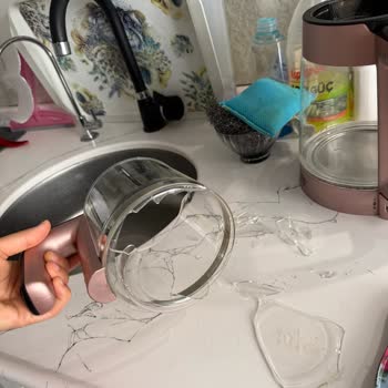 Beko Çay Makinesinin Üst Cam Haznesi Çatladı: Ücretsiz Değişim Talebi