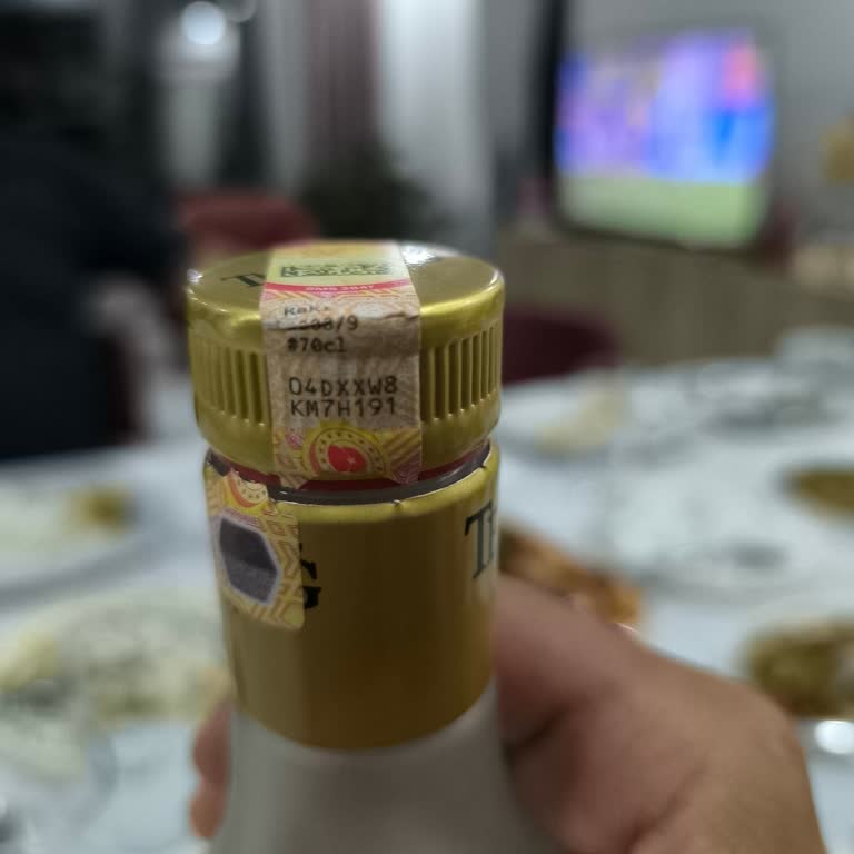 Rakı Şişesinde Olağandışı Koku Ve Tat, Yenisi Talep Ediliyor
