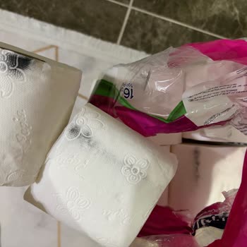Kirli Ve Yağlı Lekeli Tuvalet Kağıdı: Hijyen Ve Kalite Kontrol Sorunu