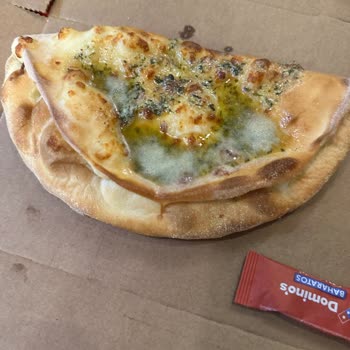 Ödediğim Ücret Karşılığında Küçük Pizza Ve Eksik Peynirli Ekmek