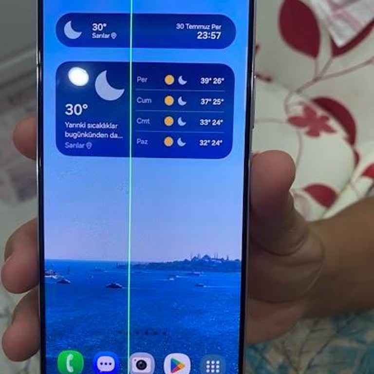 Samsung Galaxy S22 Plus Ekranda Kendiliğinden Yeşil Çizgi: Ücretsiz Değişim Talebi