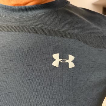 Under Armour Tişörtündeki Logolar Çözülür, Mağaza Ürün Hatası Olmadığını Söylüyor