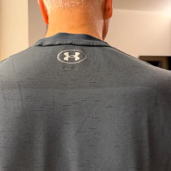 Under Armour Tişörtündeki Logolar Çözülür, Mağaza Ürün Hatası Olmadığını Söylüyor
