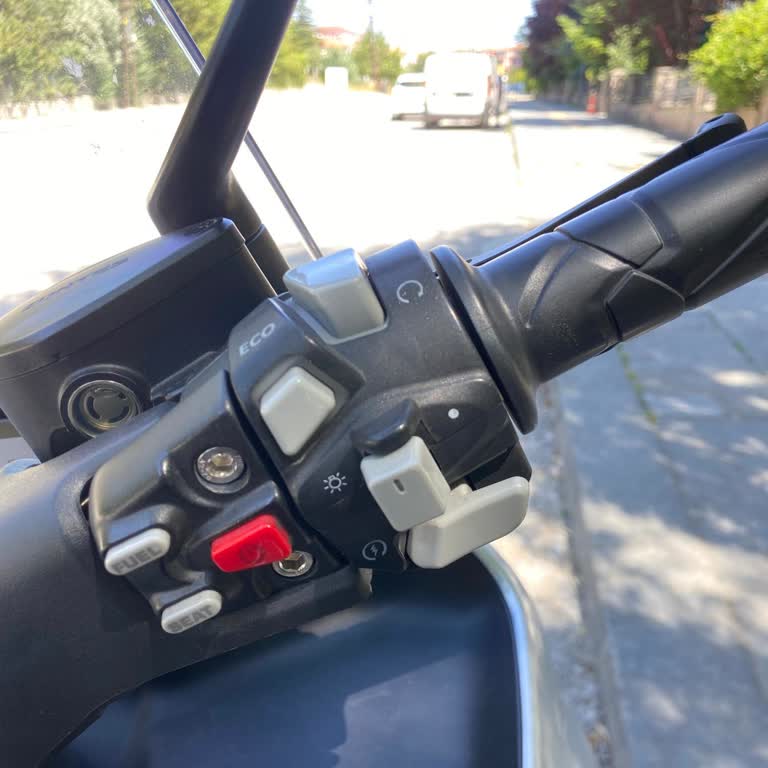 RKS Motor Satın Aldığım RZ250S Motosikletimde Elcik Isıtma Eksik Ve Ücret Talep Ediliyor