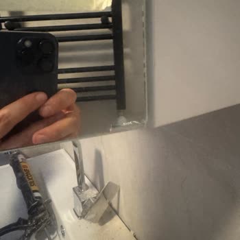 Teslim Edilen Banyo Dolabında Kırık Cam Ve Hasarlı Suntalı Parçalar, N11 Cevap Vermiyor