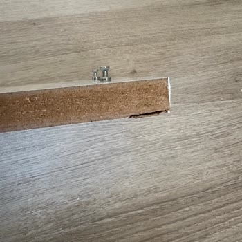 Teslim Edilen Banyo Dolabında Kırık Cam Ve Hasarlı Suntalı Parçalar, N11 Cevap Vermiyor